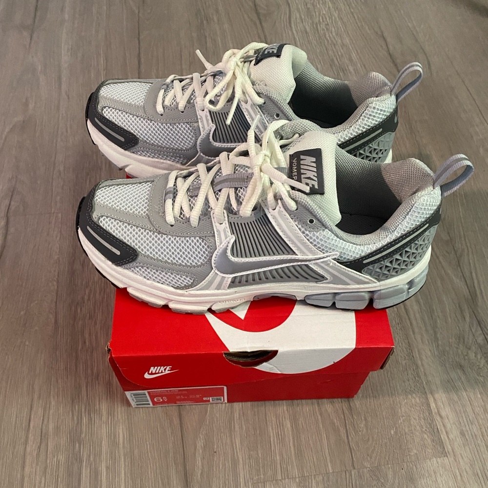 Nike Vomero 5 Grey & white